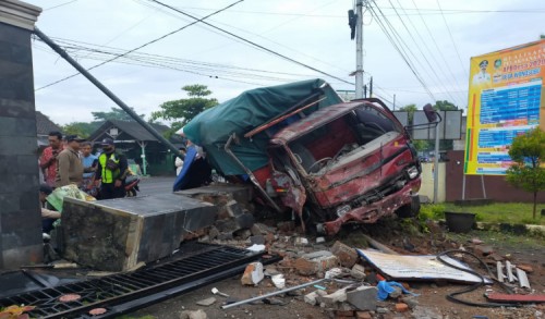 Truk Hantam Gapura hingga Pagar Kantor Desa di Banyuwangi, Bapak dan Anak Tewas