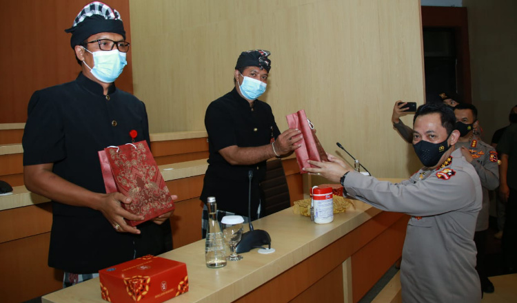 Berprestasi, Kapolri Beri Reward Ke Pecalang di Bali  