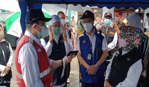 Gubernur Jatim Pantau Lokasi Banjir di Bandar Kedungmulyo Jombang