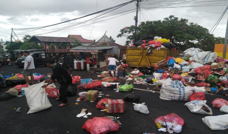 Kesal Sampah Tak Diangkut Warga Blokade Jalan Dengan Sampah