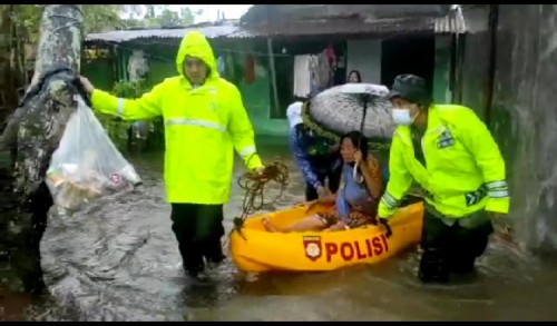 Shabara Polres Pekalongan Kota Evakuasi Warga ditengah Banjir