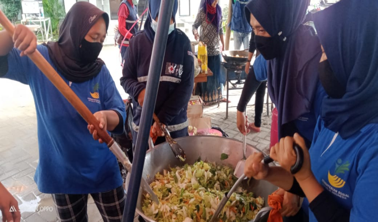 Jatah Nasi Bungkus untuk Pengungsi Banjir di Jombang Dikurangi