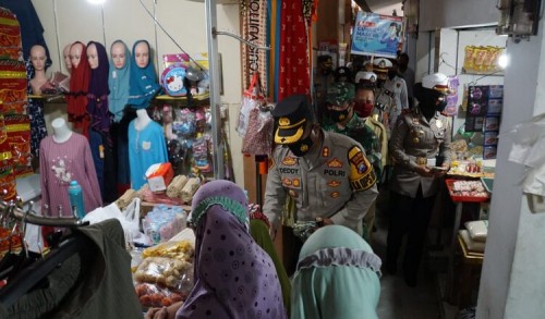 Sinergitas TNI-POLRI, Bagikan Masker di Pasar Prajuritkulon Mojokerto