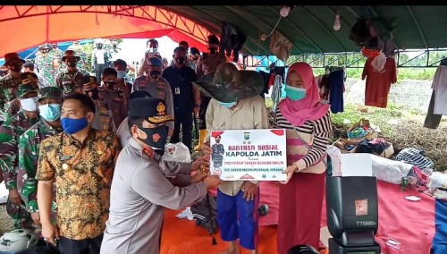 Kapolda Jawa Timur Kunjungi Warga Yang Terdampak Banjir di Bandar Kendungmolyo Jombang 