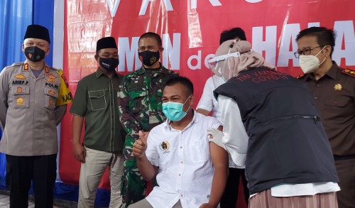 Pertama di Indonesia, Jurnalis PWI Gresik Divaksin saat HPN 2021