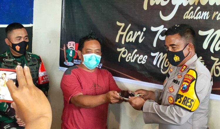 Warnai HPN 2021 di Kota Mojokerto, Bagi Masker Hingga Wartawan Diceburkan ke Kolam