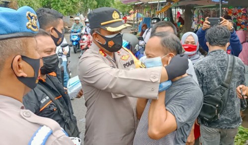 Peringati HPN, TNI Polri dan Wartawan di Pamekasan Bagikan Ribuan Masker 