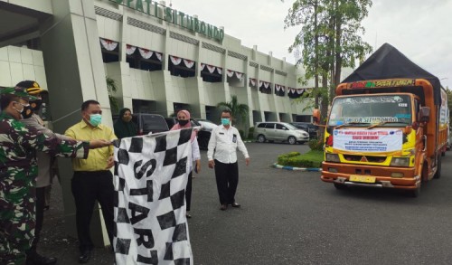 Situbondo Beri Bantuan Sosial Pakan Ternak Silase Batang Sorghum