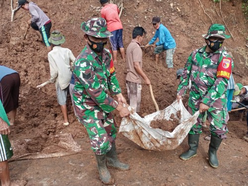 Danramil Sumbermalang Kerja Bakti Pembersihan Drainase Yang Mengakibatkan Tanah Longsor