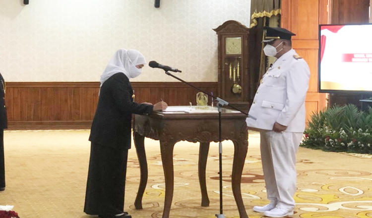 Gubernur Khofifah Resmi Lantik Whisnu Sakti sebagai Wali Kota Surabaya Definitif