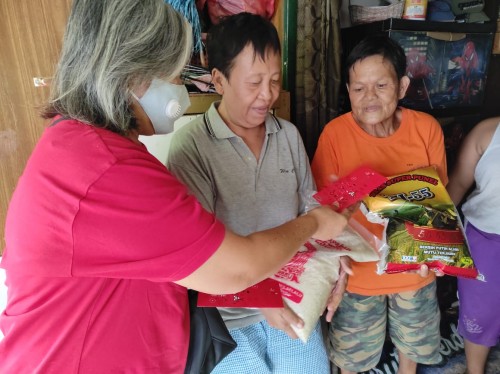 Komunitas Xi Hua Situbondo Beri Bantuan Beras ke Warga Terdampak COVID-19
