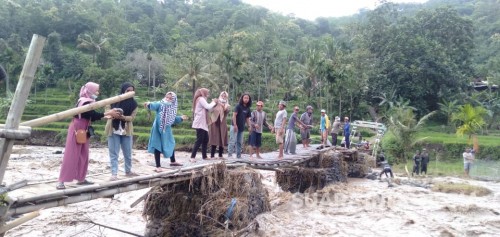 Bersama Warga, KKN 32 Gotong Royong Memperbaiki Jembatan Rusak