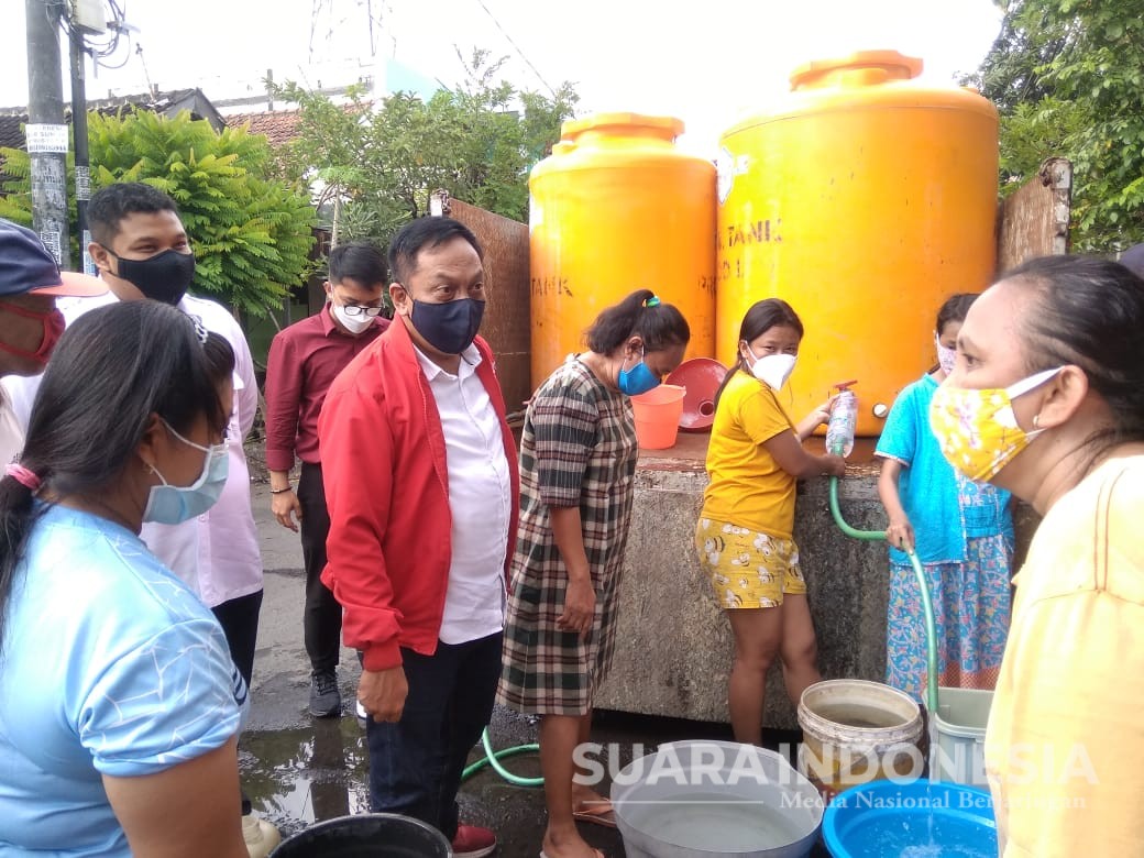 Dewan Tinjau Distribusi Air Bersih bagi Warga Lakarsantri Surabaya