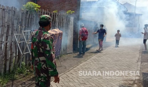 Cegah DBD Semakin Meluas, Koramil Banyuputih Foging Rumah Warga