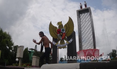 Seniman Purworejo Gelar Aksi Demo Teatrikal dan Pasang Replika Garuda