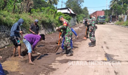 Tanggul Jebol, Danramil Kendit Kerahkan Anggota Bersihkan Lumpur