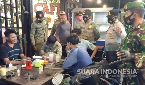 Cegah Covid-19, Polres Pamekasan Patroli Yustisi ke Cafe