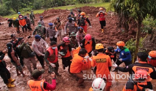 Sinergitas TNI-Polri dan Relawan Patut Diapresiasi Bekerja Keras Mencari Keberadaan Korban Tanah Longsor