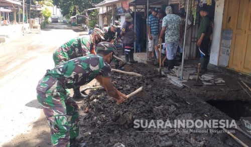 Antisipasi Bencana Banjir, Babinsa Koramil Kapongan Bersihkan Gorong-gorong
