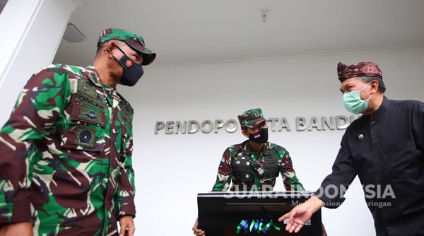 Wali Kota Bandung,  Oded Secara Simbolis Terima Bantuan Alat Blower UVC Dari Puspalad TNI AD 