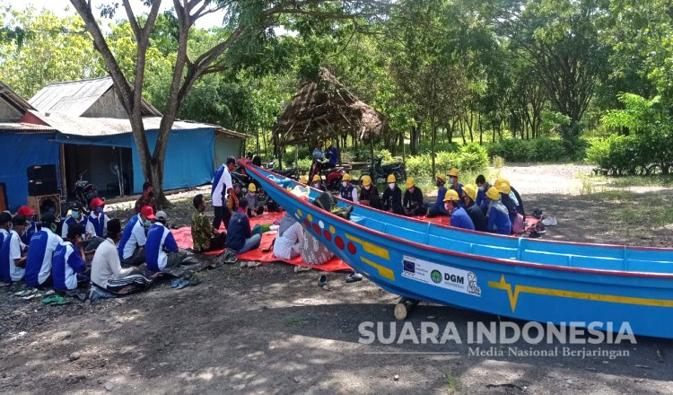 Dongkrak Ekonomi Nelayan Banyuwangi, DGM Indonesia Beri Bantuan Perahu