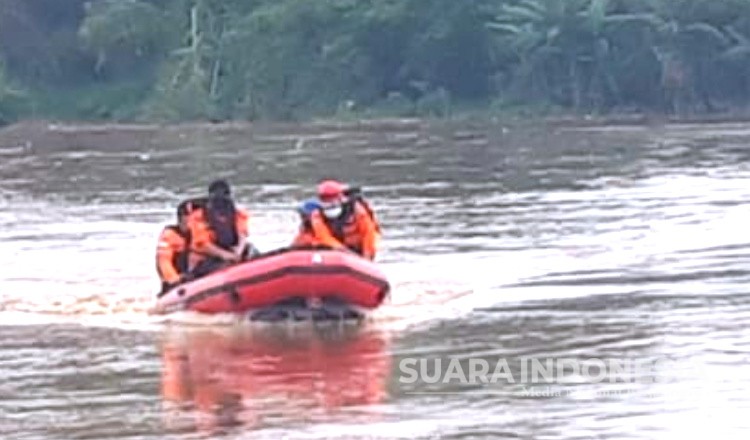 Pencarian Hari Keempat, Nenek Diduga Tenggelam di Bengawan Solo Belum Diketemukan 