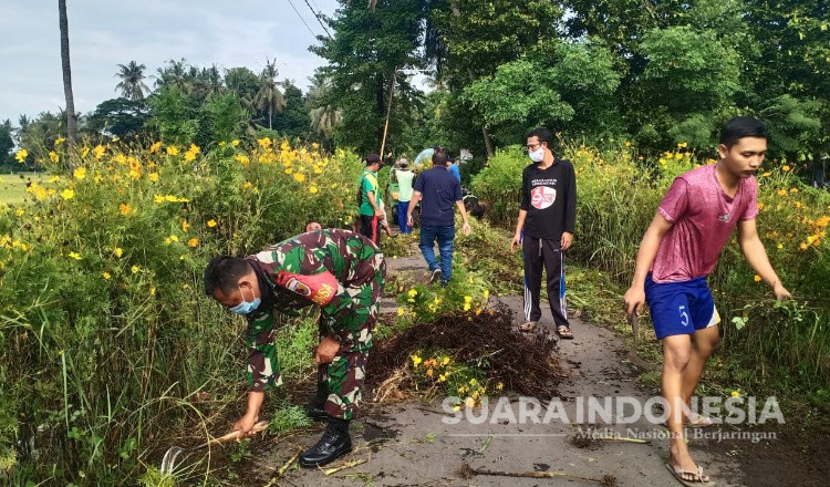 Koramil Arjasa Melaksanakan Kerja Bakti Di Taman Siwalan 