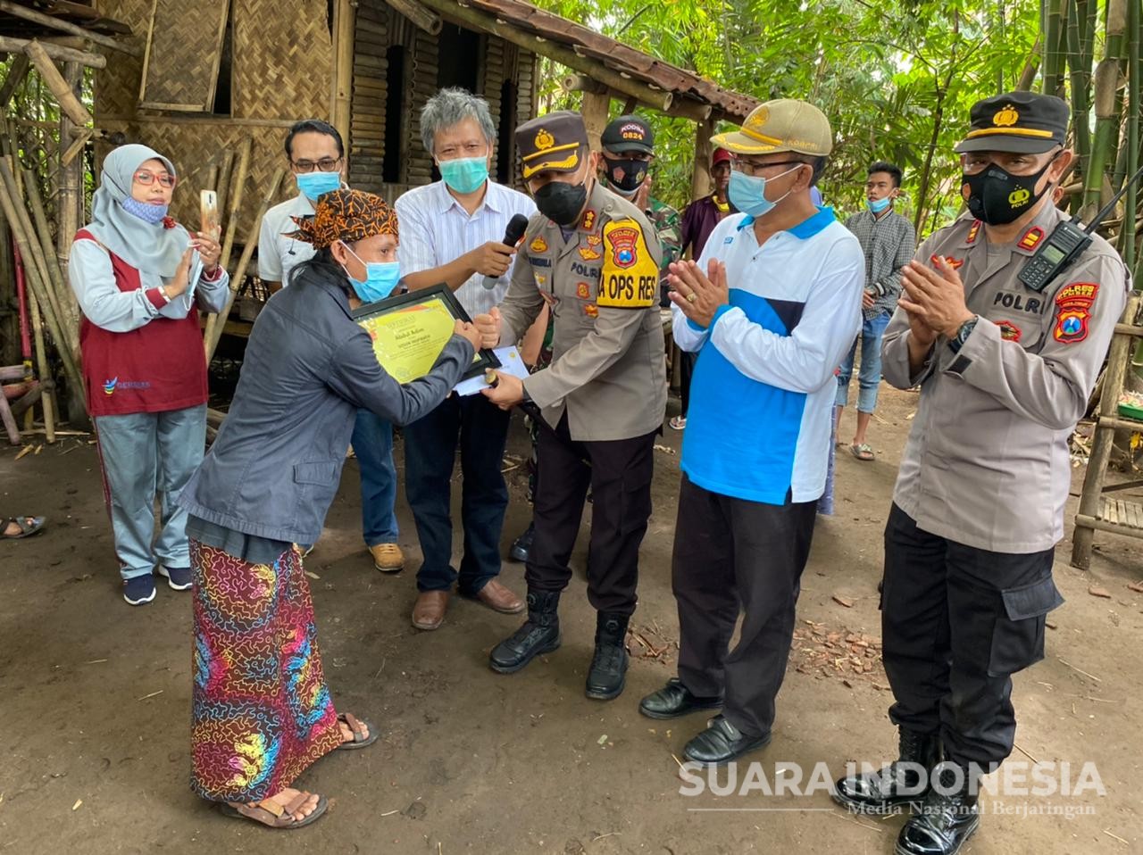 Kapolres Serahkan Sertifikat Pemenang Sosok Inspiratif Program Jember Sae.