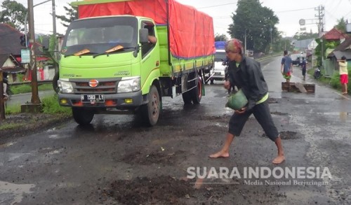 Warga Tambal Jalan Nasional Pantura Trans Jawa