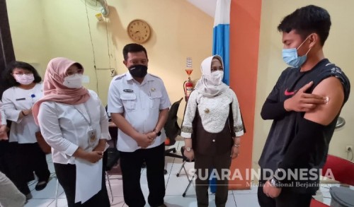 Siapkan KBM Tatap Muka, Wali Kota Mojokerto Tinjau Vaksinasi Tenaga Pendidik