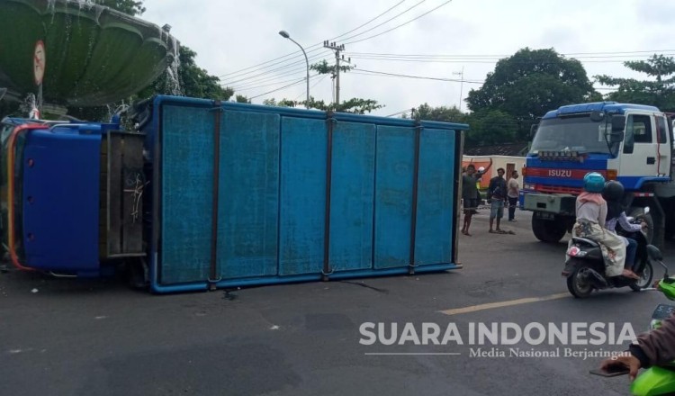 Diduga Mengantuk, Truk Muatan Udang Tabrak Tugu di Tuban Hingga Terguling