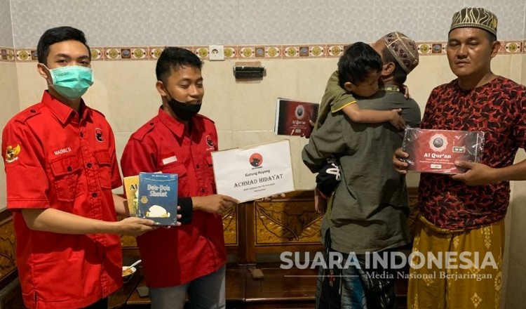 Politisi PDIP Surabaya Berikan Al Qur'an Braille untuk Ja'far Penyandang Tunanetra