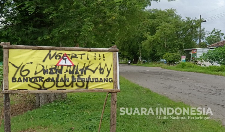 Kritik Pemerintah, Tanda Rambu Peringatan Jalan Rusak Milik PU Ngawi Dicoret Cat