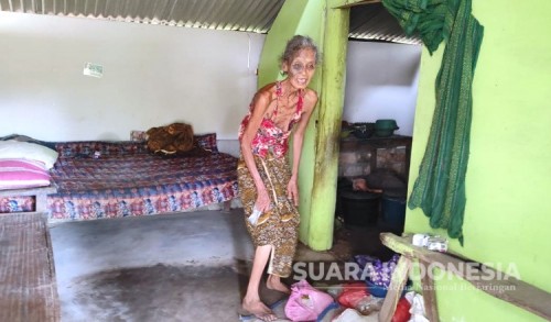 Kisah Mbah Srilah, Janda Miskin Yang Hanya Mendengar Kehebohan di Kampung Miliader