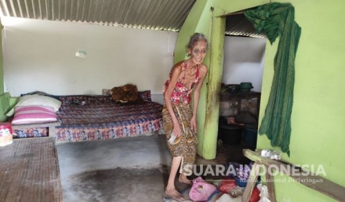 Kisah Mbah Srilah, Janda Miskin Yang Hanya Mendengar Kehebohan di Kampung Miliader