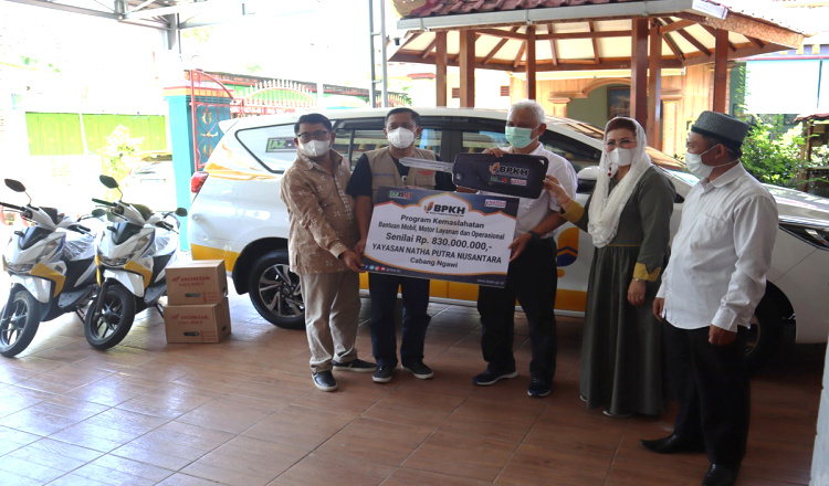 BPKH dan LAZUQ Salurkan Bantuan Kendaraan Layanan dan Operasional untuk Warga Ngawi