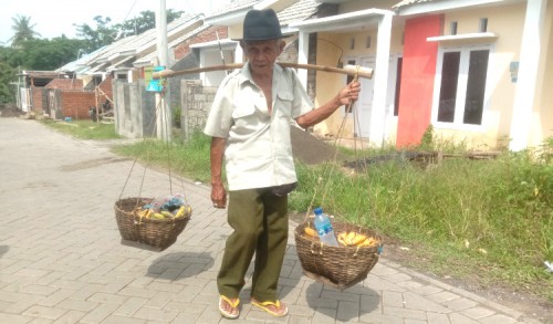 Salut, Kakek 80 Tahun di Banyuwangi Masih Semangat Bekerja