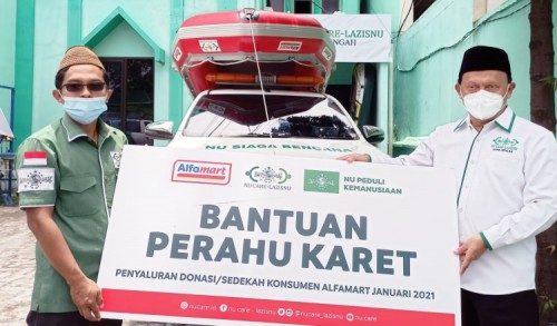 Puncak Harlah NU ke-98, Alfamart bersama LAZISNU Salurkan Perahu ke Tiga Provinsi Terdampak Banjir