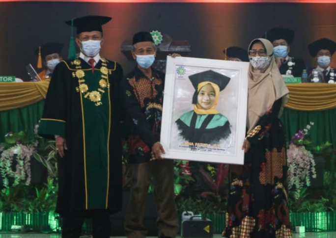Rektor UIN Bandung Berikan Beasiswa Pendidikan kepada Hafidz Quran 30 Juz dan Wisudawan Tak Bertoga