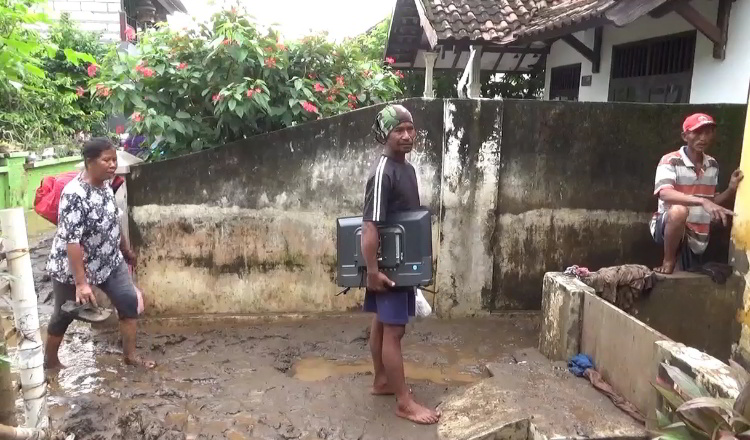 Suplai Makanan Tak Merata, Warga Kelelahan Bersihkan Material Sisa Banjir