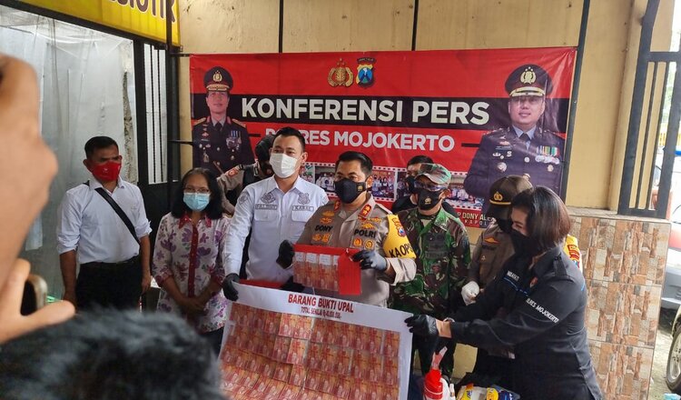 Edarkan Uang Palsu Senilai 40 Juta, Warga Jombang Dibekuk di Dlanggu Mojokerto