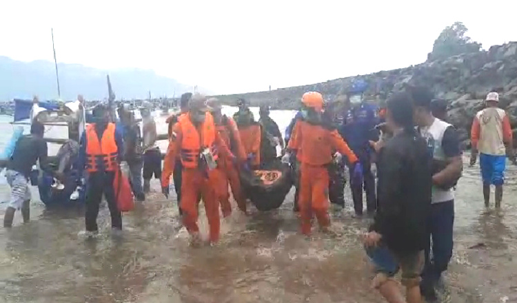 Warga Terseret Ombak di Pantai Poncomoyo Banyuwangi Ditemukan Tidak Bernyawa
