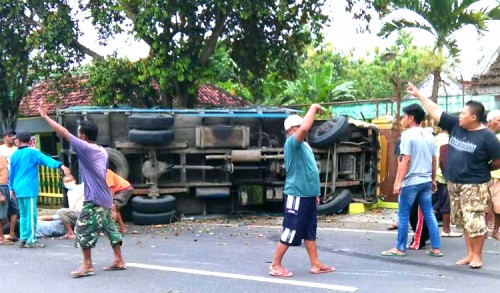 Tak Nyalakan Lampu Sein, Pengendara Motor Ditabrak Truk di Tuban