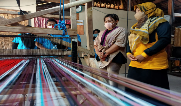 Reses di Ngawi, Diana Sasa Kunjungi Industri Sentra Pengrajin Tikar Tenun