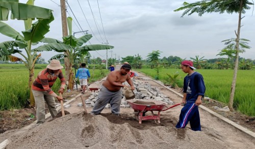 Program Pavingisasi Desa Gentong  Wujudkan Peningkatan Ekonomi Masyarakat