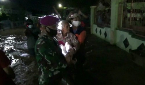 Lansia dan Anak-anak Dievakuasi Saat Dua Desa di Probolinggo Terkepung Banjir 