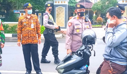 Petugas Gabungan di Tuban Gelar Operasi Yustisi dan Bagi Masker