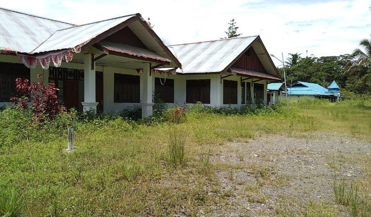 Kantor Distrik Kosong, Bupati Piter Gusbager Geram