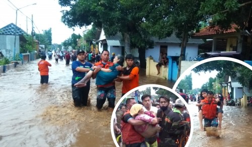 Warga Menangis Saat Dievakuasi dari Lokasi Banjir