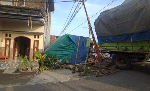 Diduga Mengantuk Sopir Truk Gandeng Pakan Ternak Asal Blitar Tabrak Rumah di Mojoagung Jombang